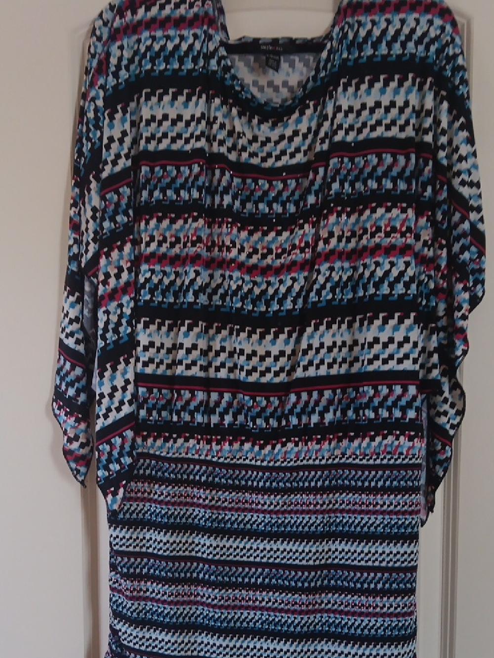 Patterned Flowey Arms Tunic Top in Black, White, Blue